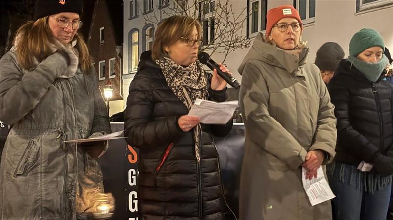 Die Rednerinnen bei der Mahnwache in Buxtehude (von links): Jessica Jennrich, Gabi Schnackenberg, Andrea Jülisch und Elena Knoop.