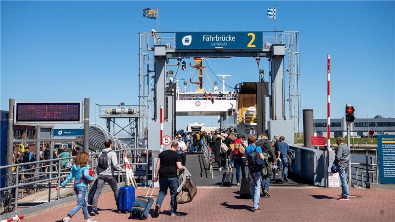 Norderney: Tausende feiern wieder White Sands Festival Die Reederei Norden-Fisia plant wegen des erwarteten Gästeandrangs zusätzliche Fährfahrten ein. (Archivbild)