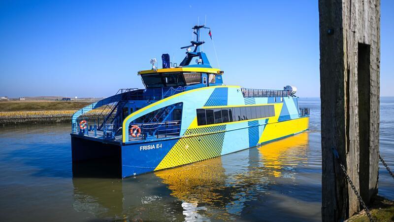 Die Reederei Norden-Frisia hat den elektrisch betriebenen Katamaran Anfang April in Dienst gestellt. (Archivbild)