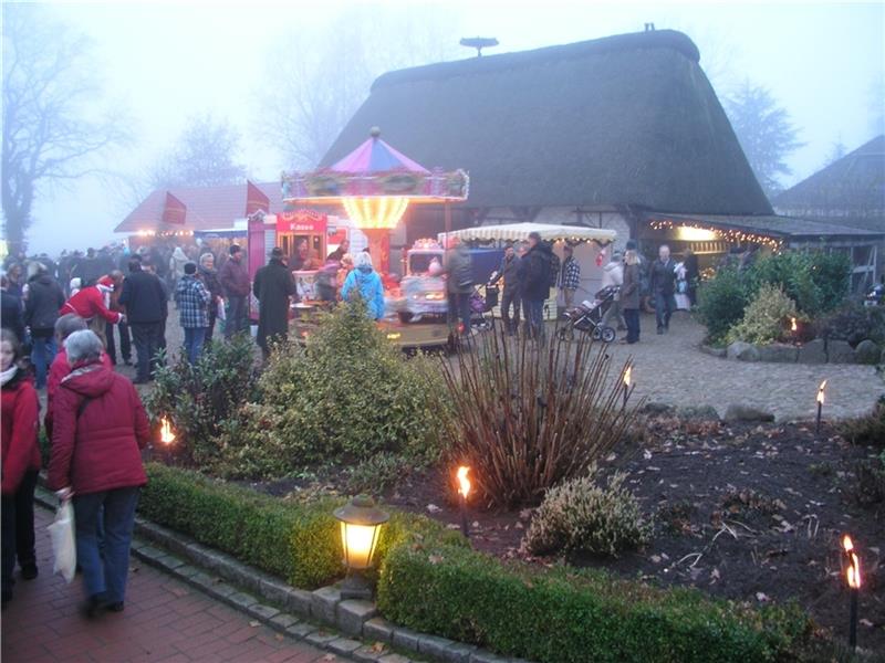 Kranzbinder laden zum Weihnachtsmarkt ein Die Reetdachäuser des Beekhoffs bieten eine historische Kulisse für den romantischen Weihnachtsmarkt. Foto: Kranzbinder Beckdorf