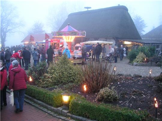 Die Reetdachäuser des Beekhoffs bieten eine historische Kulisse für den romantischen Weihnachtsmarkt. Foto: Kranzbinder Beckdorf