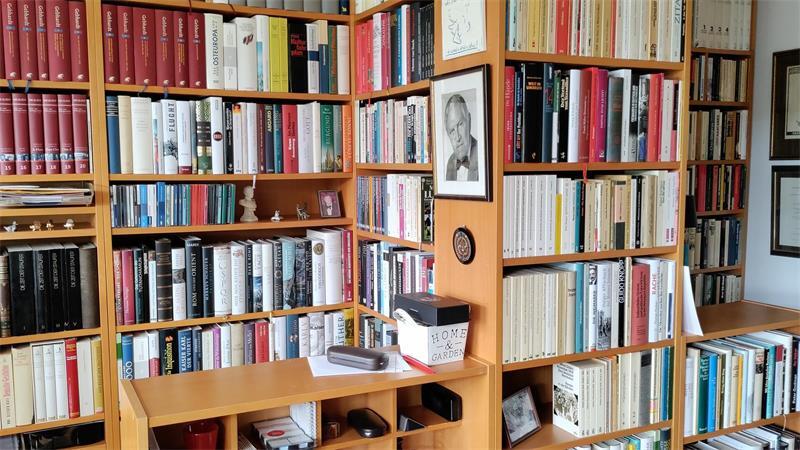 „Eine Stunde History“: Erfolgspodcast erzählt Geschichte in über 500 Folgen Die Regale in seinem Arbeitszimmer sind voller Bücher, darunter viele historische Abhandlungen und Nachschlagewerke.