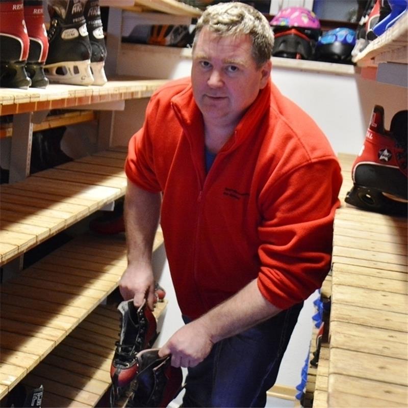Die Regale sind leer. Jan Stieglitz hat 600 Schlittschuhe verliehen.