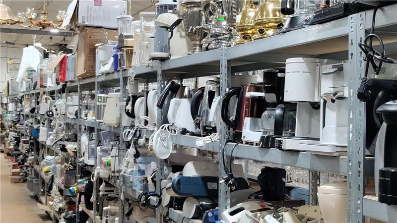 Dirk und Marinas Flohmarkthalle in Stade: Ein Paradies für Trödel-Fans Die Regale sind voll: Kaffeemaschinen, Mixer, Wasserkocher und andere Elektro-Geräte.