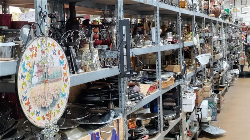 Dirk und Marinas Flohmarkthalle in Stade: Ein Paradies für Trödel-Fans Die Regale sind voll mit Dingen für den alltäglichen Gebrauch.