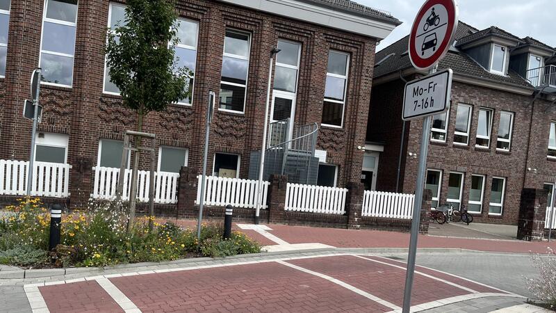 Sorge um Verkehrssicherheit in Buxtehude Die Regel vor der Grundschule Harburger Straße ist eindeutig. Die Einfahrt in die Halepaghenstraße ist zwischen 7 und 16 Uhr verboten.