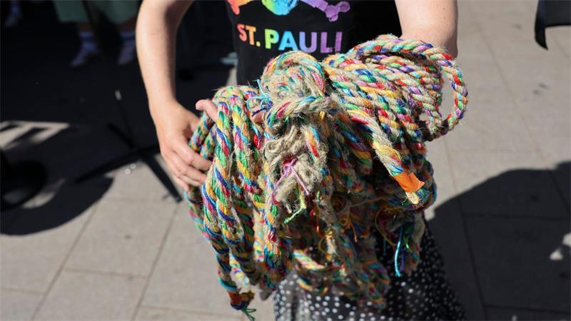 Die Regenbogenseile symbolisierten St. Paulis Diversität.