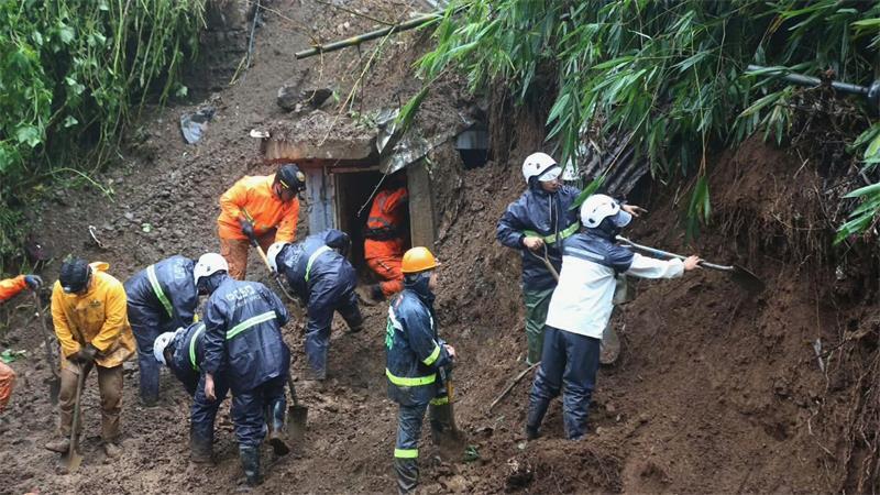 Tote auf den Philippinen durch Tropenstürme und Monsun Die Regenmassen lösten auch Erdrutsche aus.