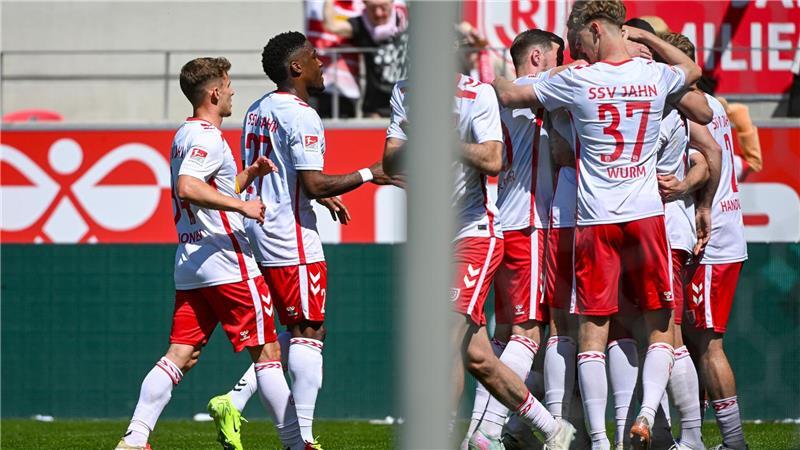 Vier Tore im Sommerkick zwischen Regensburg und Karlsruhe Die Regensburger dürfen sich über einen Punkt freuen.