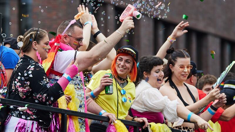 „Happy Pride“ - Viele feiern beim Berliner CSD Die Regenschirme wurden wieder eingepackt.