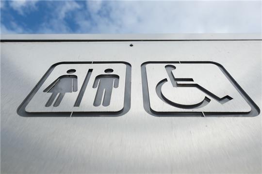 Die Regierungsfraktionen von SPD und Grünen in der Hamburgischen Bürgerschaft wollen mehr öffentliche Toiletten in der Stadt auch für Schwerstbehinderte. Foto: dpa