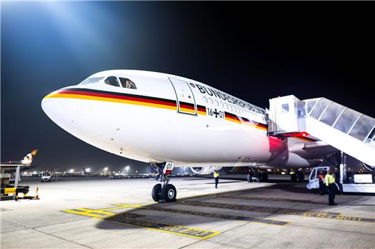 Die Regierungsmaschine, ein Airbus A340-300, steht auf einer Parkposition aus dem Flughafen von Abu Dhabi. Die Maschine war wegen technischer Probleme in Abu Dhabi gelandet. Foto: Sina Schuldt/dpa