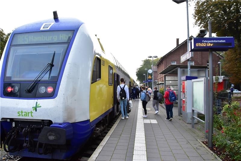 Die Regionalbahn RE 5, die sonst zwischen Cuxhaven und Hauptbahnhof hält, startet und endet in Harburg.