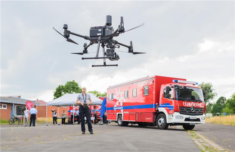 Feuerwehren setzen bei Personensuche auf neue Technik Die Regionsfeuerwehr Hannover hat fünf neue Drohnen angeschafft, die zukünftig bei Großschadenslagen, Großbränden oder auch bei Personensuchen die Arbeit der Feuerwehren unterstützen sollen. Foto: Julian Stratenschulte/dp