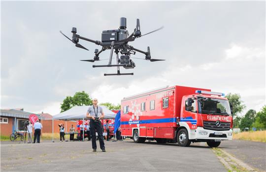 Die Regionsfeuerwehr Hannover hat fünf neue Drohnen angeschafft, die zukünftig bei Großschadenslagen, Großbränden oder auch bei Personensuchen die Arbeit der Feuerwehren unterstützen sollen. Foto: Julian Stratenschulte/dp