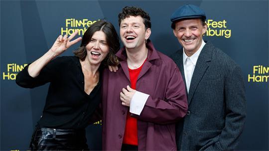Die Regisseurin Malgorzata Szumowska (l), der Schauspieler Christian Friedel (m) und der Regisseur Michal Englert (r) bei der Eröffnung des 34. Filmfestes Hamburg. 