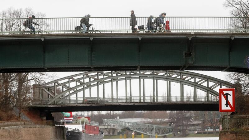Die Rehderbrücke (vorn) in Lübeck wird für zwei Wochen voll gesperrt.