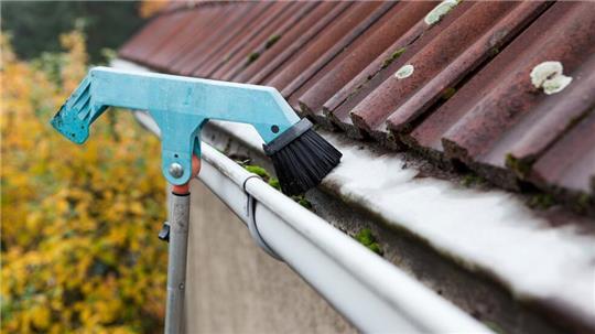 Die Reinigung der Dachrinnen im Herbst ist wichtig, um Verstopfungen zu verhindern und das Regenwasser sicher abzuleiten, bevor der Winter kommt.