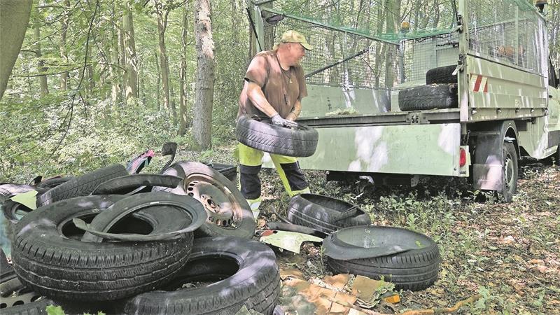 Die Reinigung illegaler Müllkippen ist mühselige Schwerstarbeit. Reifen für Reifen wuchtet Jens Klein auf die Ladefläche seines Pritschenwagens.