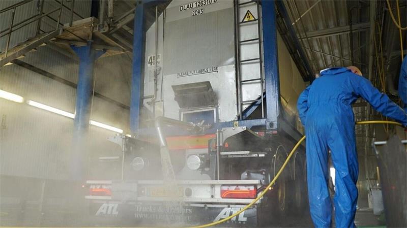 Die Reinigung von Tanklastwagen – hier eine Reinigungsstation in den Niederlanden – ist das A und O, um höchste Hygiene- und Sicherheitsstandards zu gewährleisten.