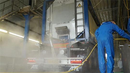 Die Reinigung von Tanklastwagen – hier eine Reinigungsstation in den Niederlanden – ist das A und O, um höchste Hygiene- und Sicherheitsstandards zu gewährleisten.