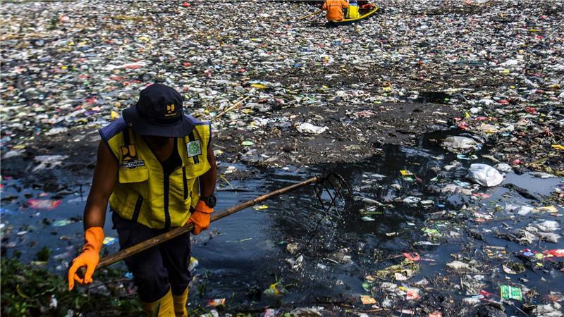 Ein Meer aus Müll: Unterwegs am „dreckigsten Fluss der Welt“ Die Reinigungsaktionen der Behörden sind sehr aufwendig - aber meist kehrt der Müll schon bald wieder zurück.