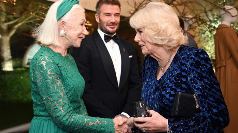 Charles diniert mit Beckhams, Mirren und Versace Die Reise fällt zusammen mit dem 20. Hochzeitstag des Paares am 9. April.