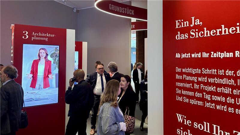 Die Reise zum Haus führt von einer Informationstafel zur nächsten.