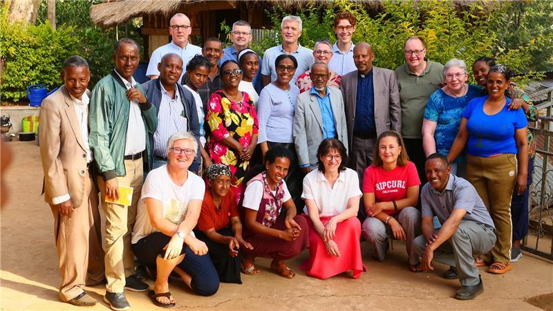 Die Reisegruppe mit ihren Gastgeberinnen und Gastgebern in Gimbi.