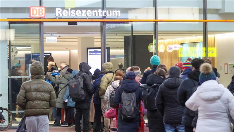 Die Reisenden hoffen auf neue Zugverbindungen oder Erstattungen ihrer Fahrkarten.