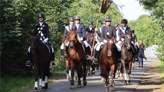Die Reiterköniginnen mit ihrer Eskorte.