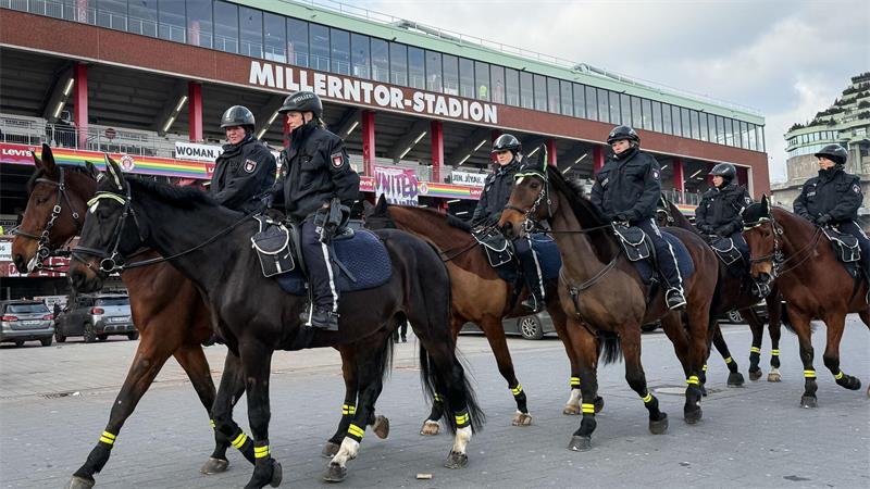 Die Reiterstaffel der Hamburger Polizei unterstützt auch die Einsatzkräfte bei Fußballspielen. (Archivbild)