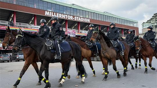 Die Reiterstaffel der Hamburger Polizei unterstützt auch die Einsatzkräfte bei Fußballspielen. (Archivbild)