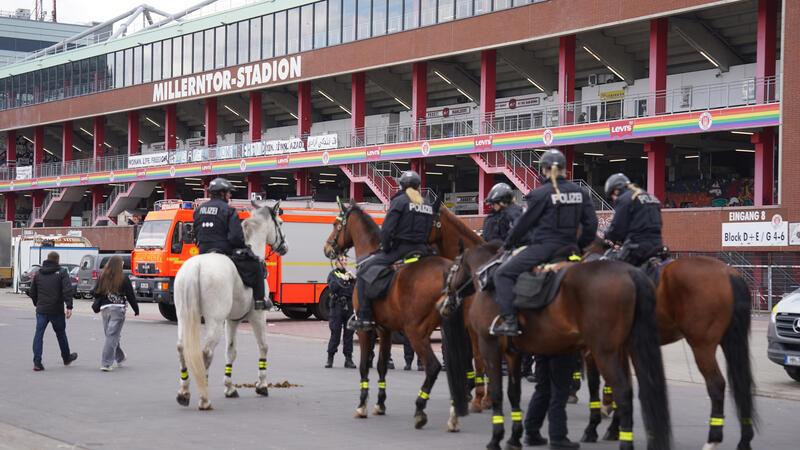 Die Reiterstaffel der Polizei steht vor dem Stadion auf dem Heiligengeistfeld.