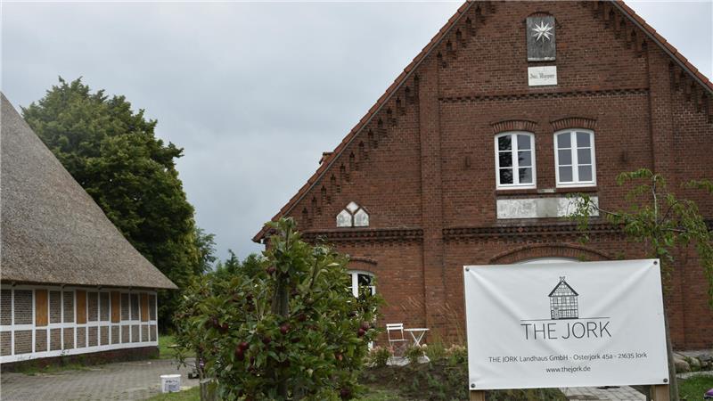 Historisches Anwesen: Sie haben Großes vor im Alten Land Die Renovierungen schreiten voran: Die Scheune und das Haupthaus links stehen kurz vor der Fertigstellung.