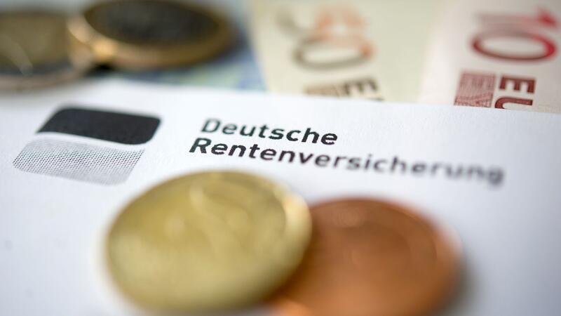 „Rente sollte steuerfrei sein“: Forderung sorgt für hitzige Diskussionen im Netz „Die Rente sollte steuerfrei sein. Schließlich wird von unserem bereits versteuertem Lohn unsere Rente bezahlt“ - Diese Forderung sorgt für Aufregung im Netz.