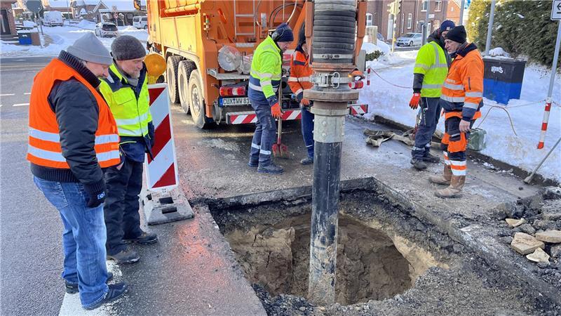 Arbeiter reparieren einen Wasserrohrbruch in Jork im Januar 2026. 