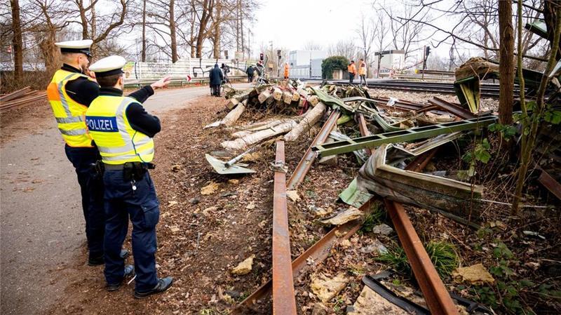 Die Reparaturarbeiten an der Bahnstrecke im Süden Hamburgs dauern an.