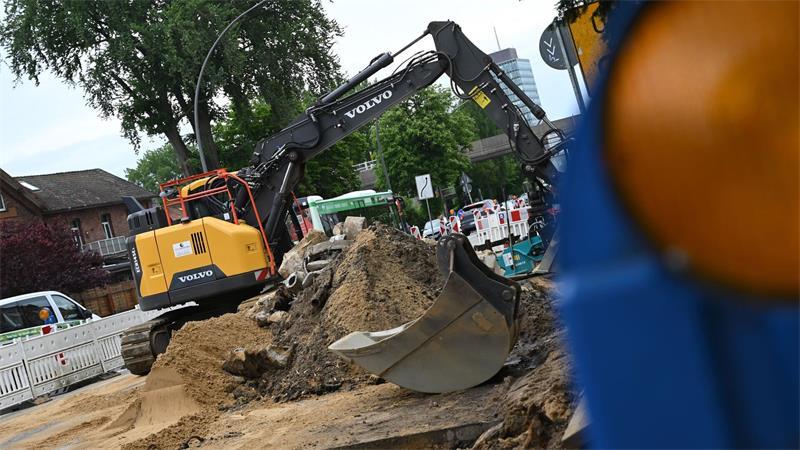 Die Reparaturarbeiten in der Buxtehuder Straße sollen jetzt bis Mitte oder Ende Juli dauern. (Archivbild)
