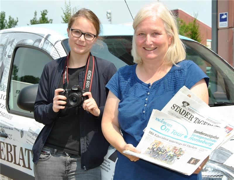 Die Reporterinnen Sabine Lohmann (rechts) und Catharina Meybohm touren mit dem TAGEBLATT-Mobil durch die Samtgemeinde. Foto Klempow