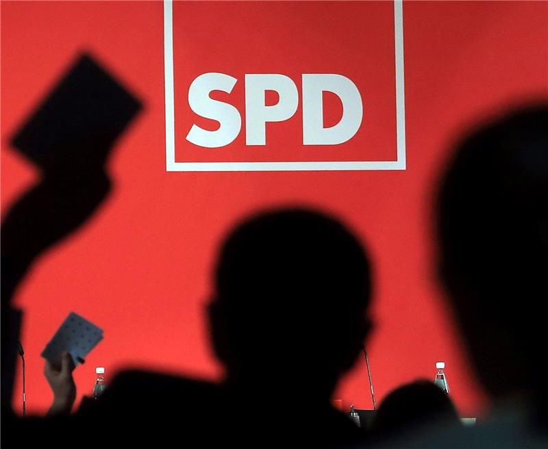 Die Republik wartet gespannt auf die Abstimmung der SPD-Mitglieder zum Koalitionsvertrag . Aber auch in der CDU wird Kritik laut. Fotos dpa