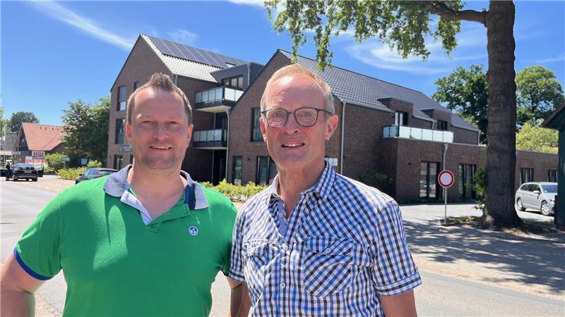 Die Resonanz auf das neue Wohn- und Geschäftshaus in der Bahnhofstraße sei durchweg positiv, sagen die Investoren Tom Becker (links) und Günther Heitmann. „Die Hammaher honorieren das“, sagen sie.
