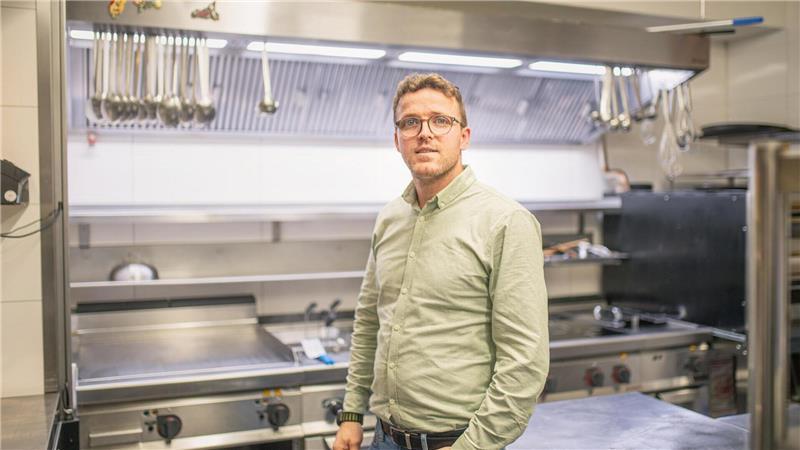 Vom Tellerwäscher zum eigenen Lokal: Ilir Muzlijajs Weg zum D‘oro Die Restaurantküche des „D’oro“ – hier außerhalb der Betriebszeiten – hat Ilir Muzlijaj selbst geplant.