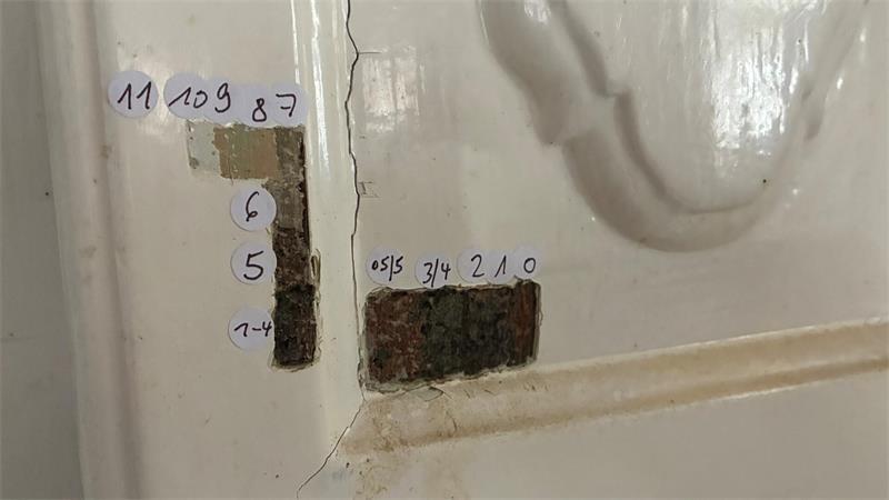 Die Restauratorin hat es ermittelt: Ursprünglich wurde Ochsenblutfarbe verwendet.