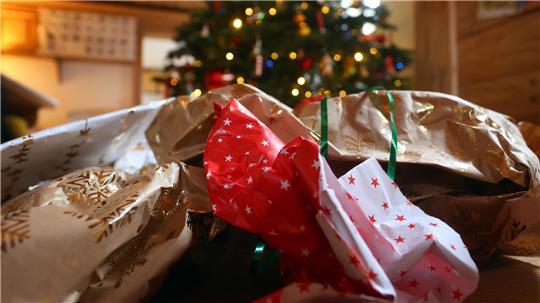 Die Reste vom Fest: Auch wenn es verlockt - nicht alles davon gehört in den Restmüll.