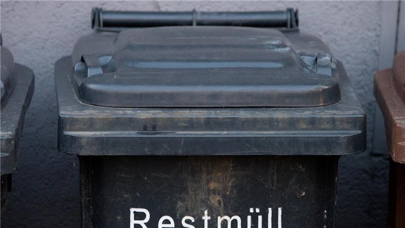 Die Restmülltonne wurde durch den Unfall gänzlich zerstört.