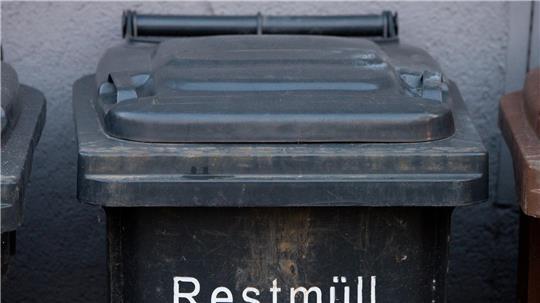 Die Restmülltonne wurde durch den Unfall gänzlich zerstört.