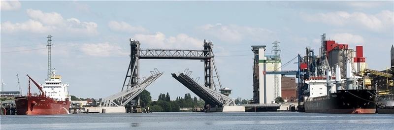 Die Rethe-Querung: Vorne ist die neue Klappbrücke zu sehen, hinten die teils demontierte alte Hubbrücke. Foto: HPA