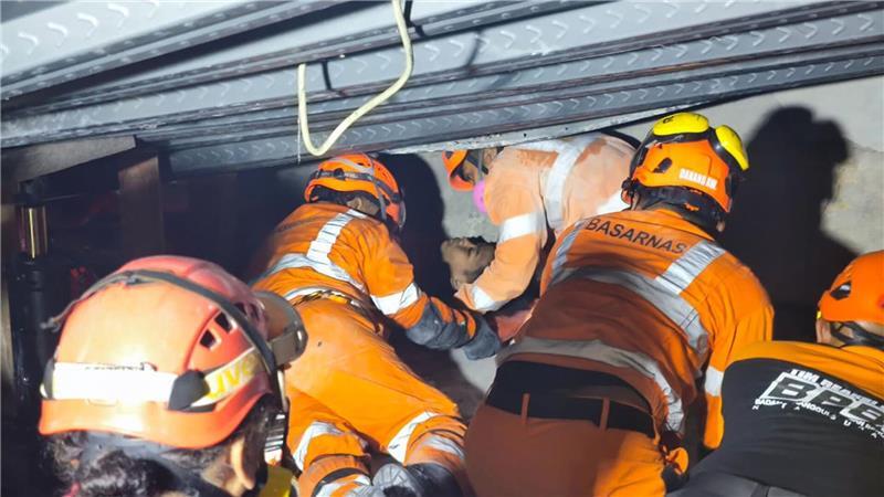 Die Retter haben mehrere Menschen lebend geborgen.