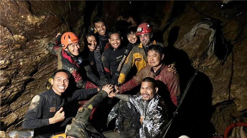 Jubel in Laos: Goldsucher nach zehn Tagen aus Höhle geborgen Die Retter hatten sich entschieden, wegen des gesunkenen Wasserstandes die Bergung zu wagen.